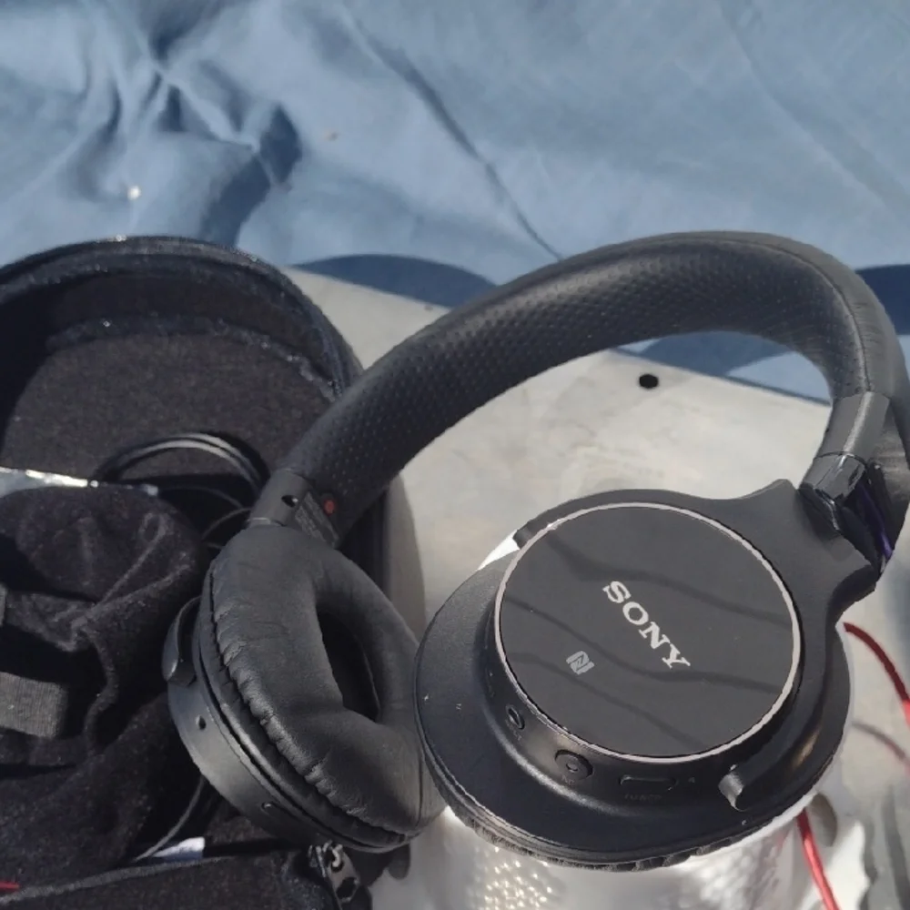 - Sony Black Wireless Headphones MDR-ZX750BN NWOT